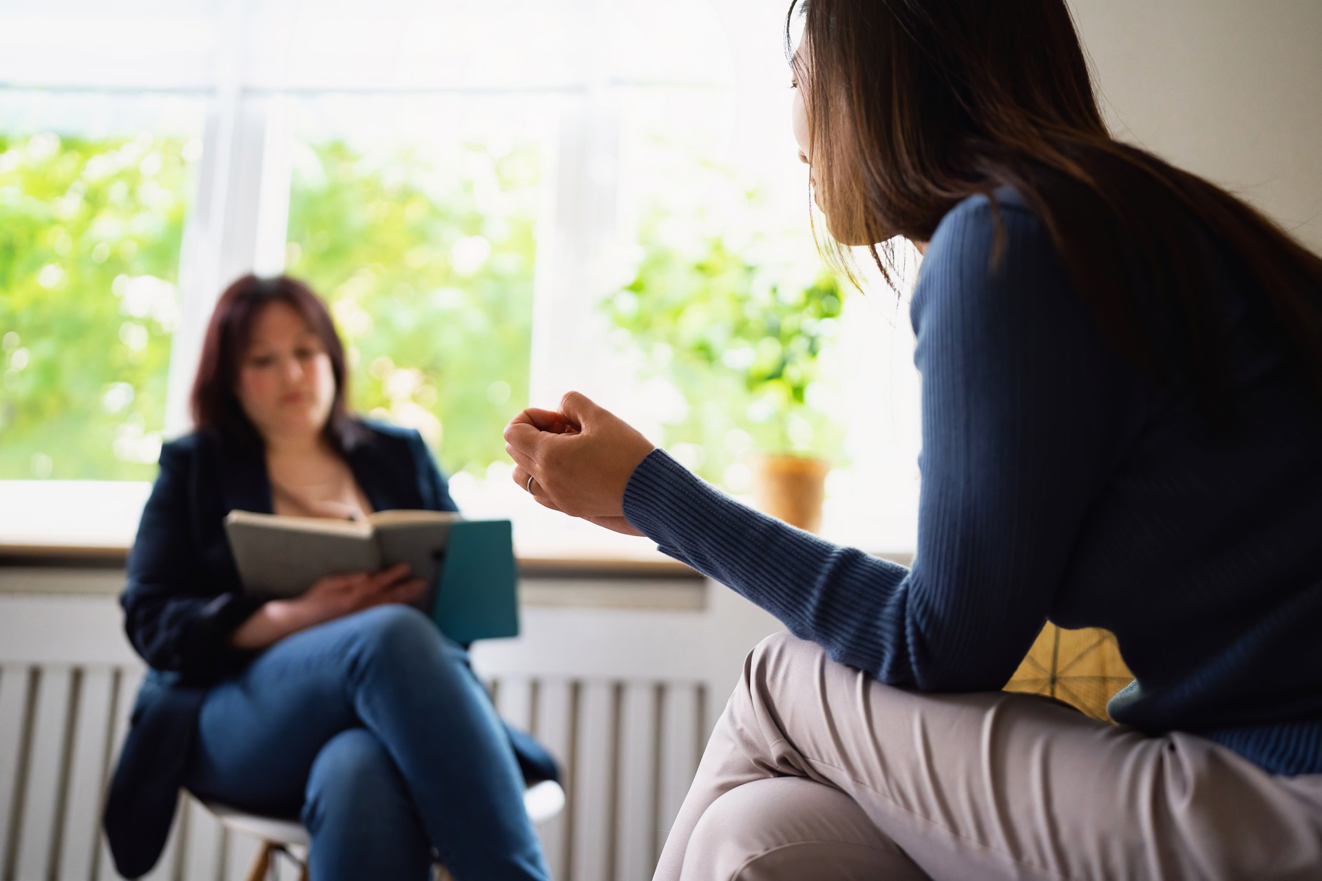 Verstörte Frau japanischer Ethnizität, bei der Therapie